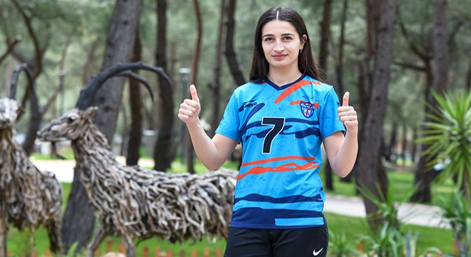 Babasını ikna etti, milli formayı giydi