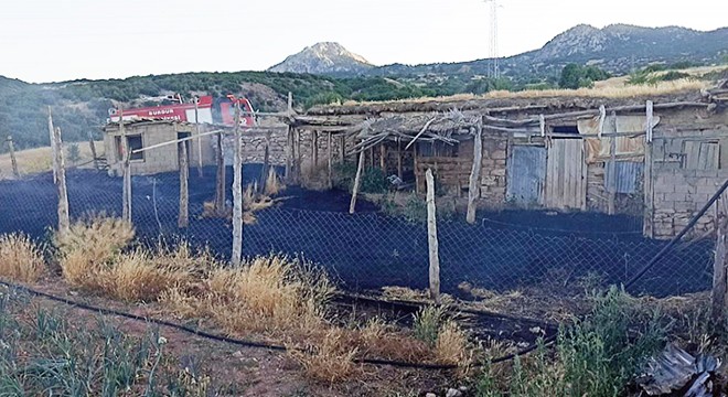 Bağ evi yandı