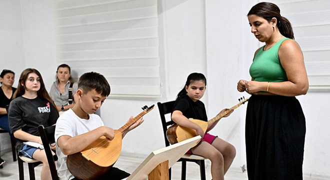 Bağlamanın sesi Değirmenönü'nde yankılanıyor