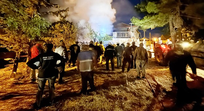 Bahçedeki yangının büyümemesi için seferber oldular