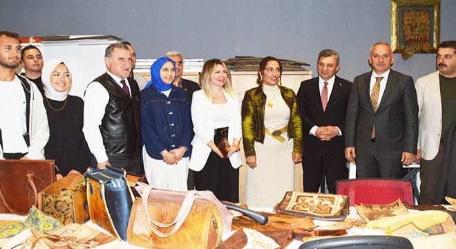 Bakan Bak'a sanat eseri deri yelek