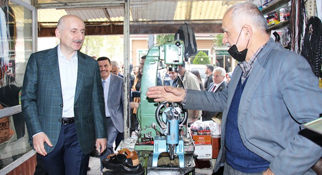 Bakan Karaismailoğlu Bucak'ta esnafı ziyaret etti