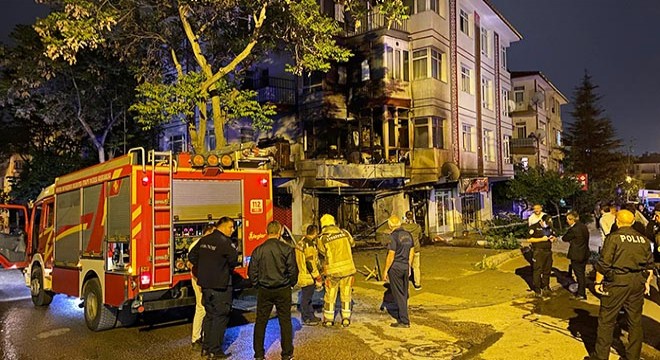 Bakkal dükkanında başlayan yangın, üst kattaki dairelere sıçradı