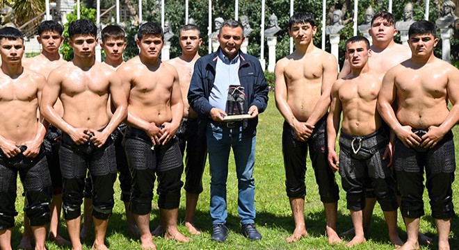 Başkan Kara'dan genç pehlivanlara moral ziyareti