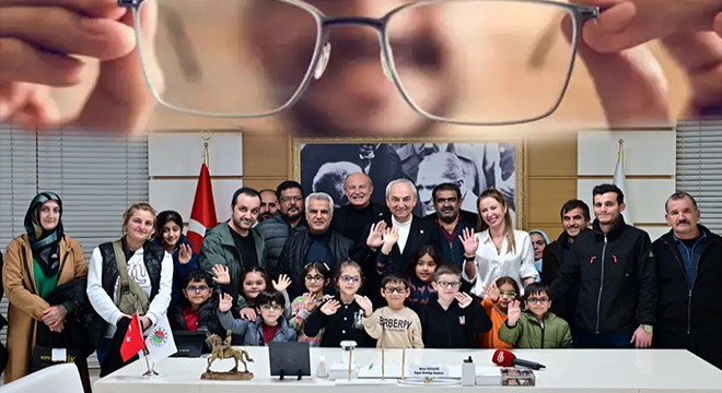 Başkan Kocagöz, öğrencilere gözlüklerini teslim etti