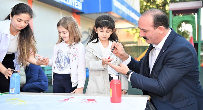 Çocuk Hakları Günü'nde çocuklarla bir araya geldi