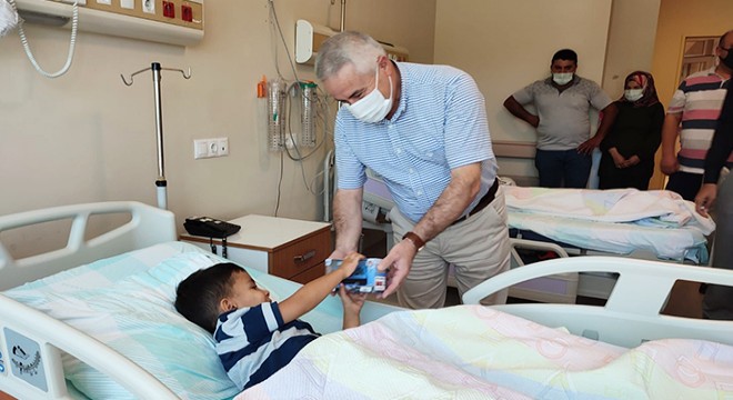 Başkan Ünal, sünnet olan çocukları ziyaret etti