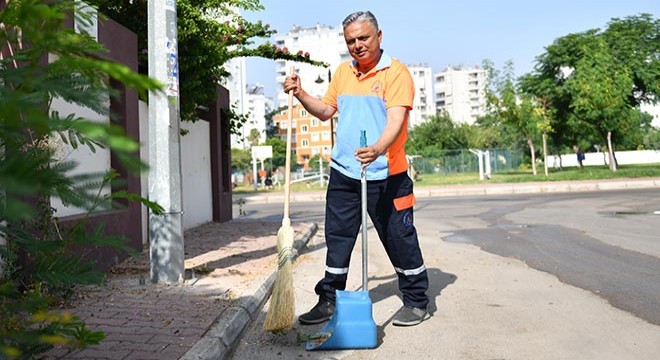 Başkan Uysal, Empati Günü'nde Antalya'da sokakları süpürdü