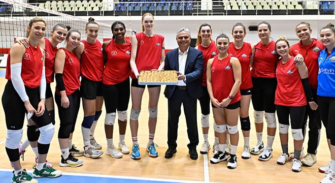 Başkan Uysal'dan Filenin Sultanları'na baklavalı ziyaret