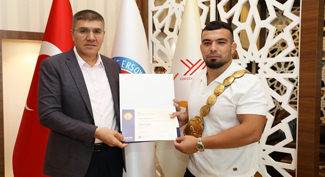 Başpehlivan Zeybek, diplomasını Rektör Dalgar'dan aldı