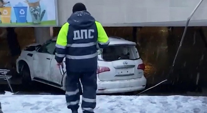 Belarus’ta kontrolden çıkan araç alt geçide daldı