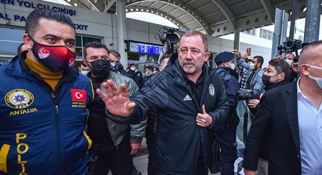 Beşiktaş'a Antalya'da coşkulu karşılama