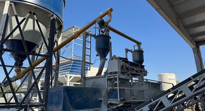 Beton karıştırıcısına düşüp, hayatını kaybetti