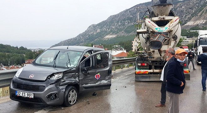 Beton mikseri karşı şeride geçti: 1 yaralı