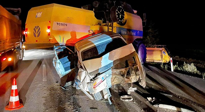 Biçerdöver ile otomobil kavşakta çarpıştı
