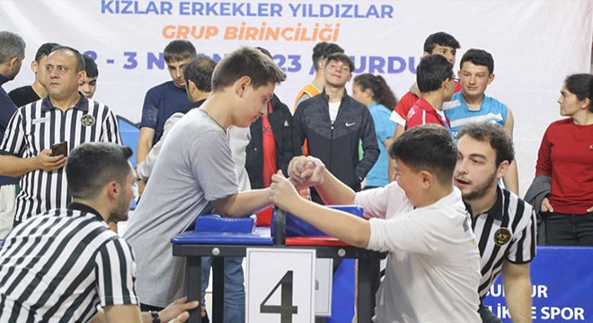 Bilek güreşinde kozlarını paylaştılar