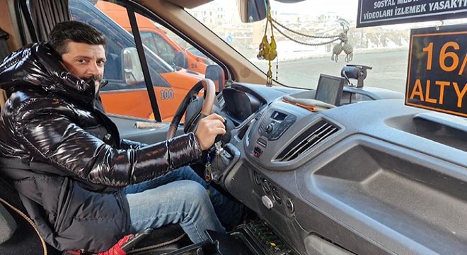 Bu minibüste sosyal medya videoları izlemek yasak