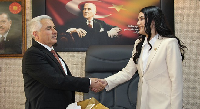 Bucak Belediyesi'nde devir teslim