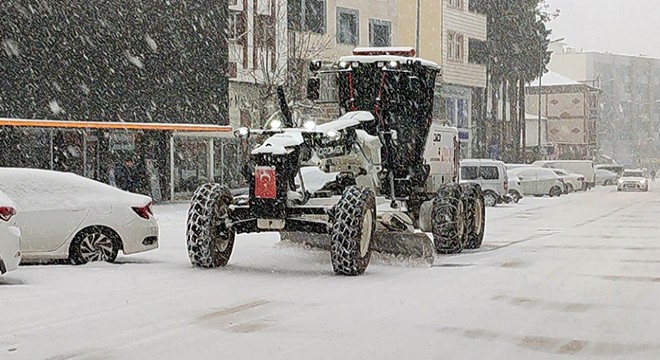 Bucak'ta 12 köyün yolu kardan kapandı