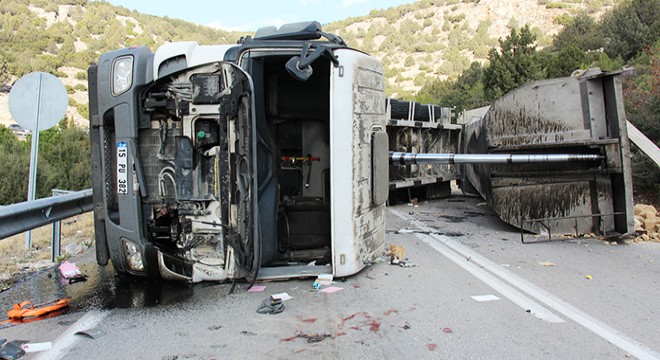 Bucak'ta TIR devrildi: 1 yaralı