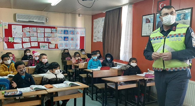 Bucak'ta jandarma köy okullarında trafik eğitimi verdi
