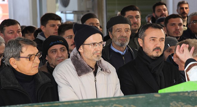 Bucaklı doktor, depremde ölen eşi ve 3 çocuğunu toprağa verdi