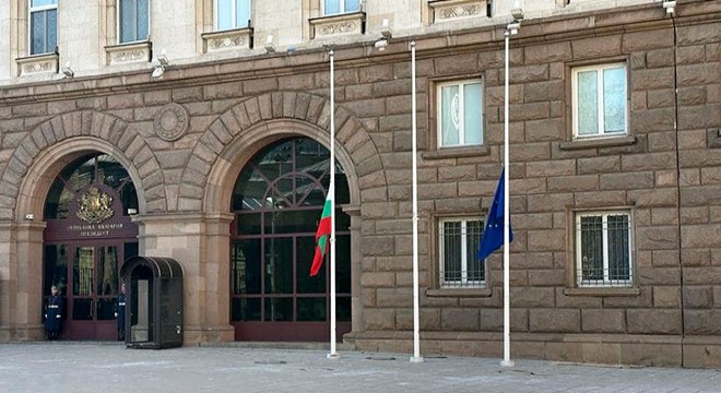 Bulgaristan'da bayraklar yarıya indirildi