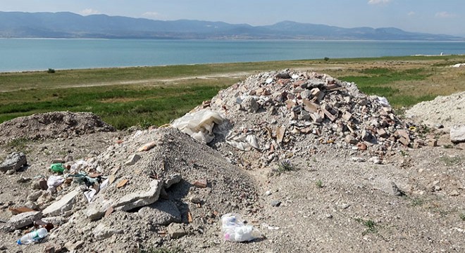 Burdur Gölü kenarına moloz döküldü