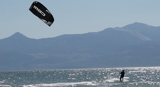Burdur Gölü'nde uçurtma sörfü