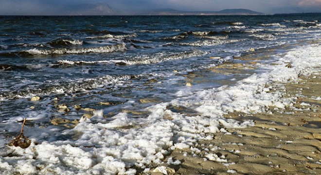 Burdur Gölü'nün köpürmesi endişe yarattı
