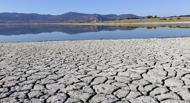 Burdur Gölü'nün suyu, iskeleden 2 metre uzaklaştı