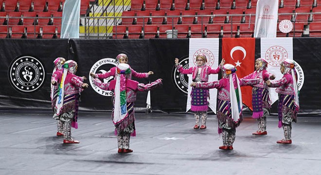 Burdur'da Halk Oyunları Yarışması