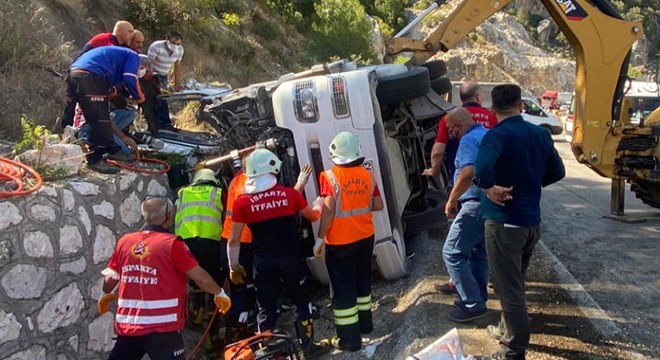 Burdur'da TIR devrildi: 2 ölü, 1 yaralı
