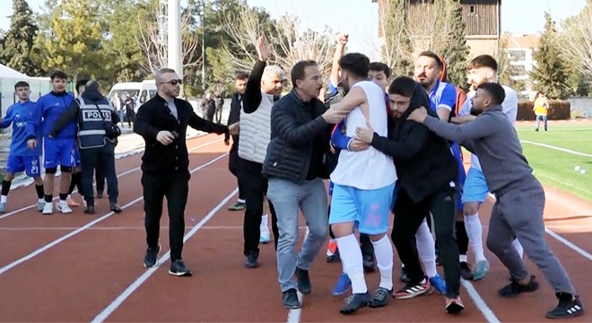 Burdur'da amatör maçta saha karıştı
