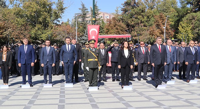Burdur'da çelenk sunma töreni yapıldı