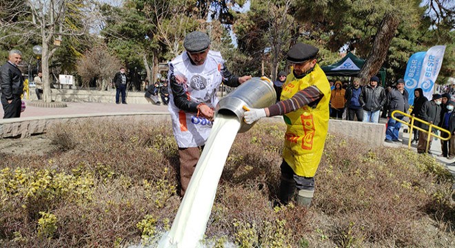 Burdur'da çiftçiden süt dökme eylemi