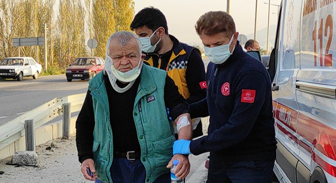 Burdur'da hafif ticari araç ve otomobil çarpıştı