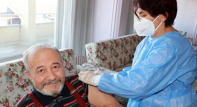 Burdur'da huzurevinde kalan yaşlılar aşılandı