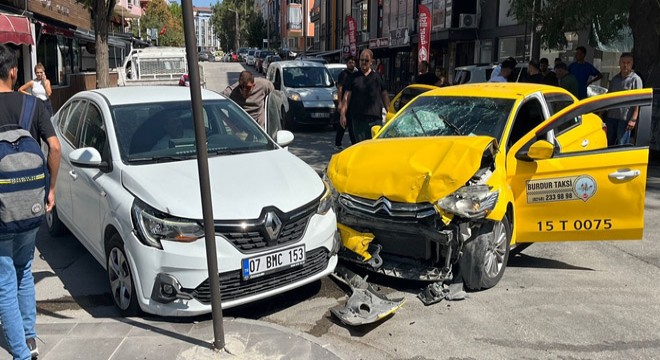 Burdur'da kaza: 3 yaralı