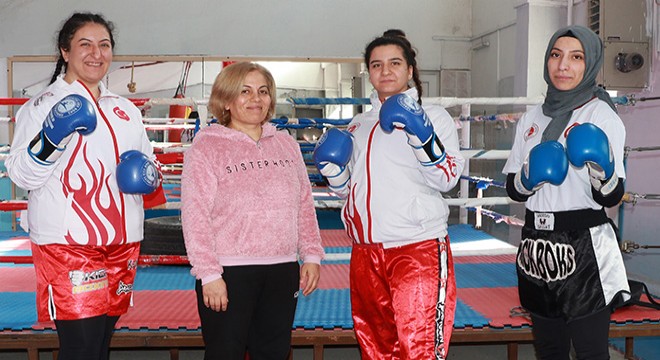 Burdur'da kick boks sporu 6 kadın antrenöre emanet