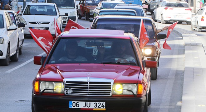 Burdur'da klasik otomobillerden Zafer Bayramı korteji