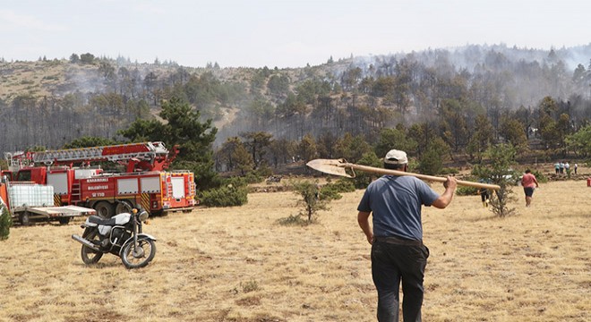 Burdur'da küreğini tırmığını alan orman yangınına koştu