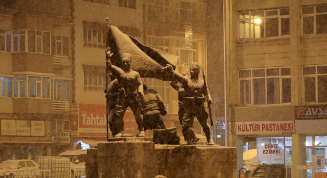 Burdur'da polisler çocuklarla kartopu oynadı