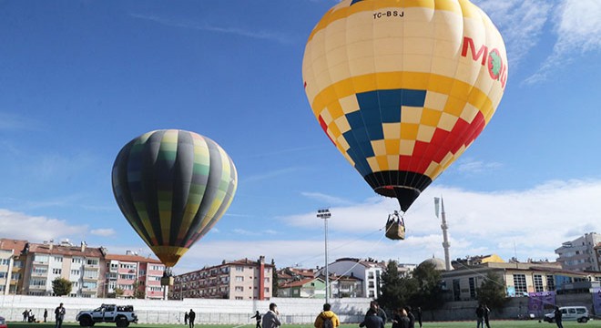 Burdur'da sıcak hava balonu gösteri uçuşu yaptı
