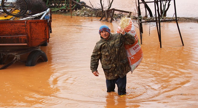 Burdur'da şiddetli yağış; evler su altında kaldı
