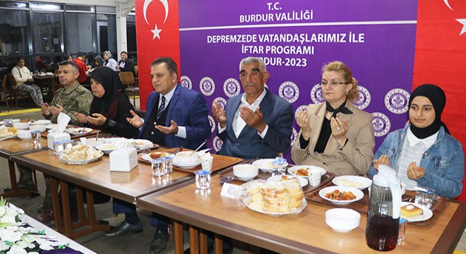 Burdur protokolü iftarda depremzedelerle buluştu