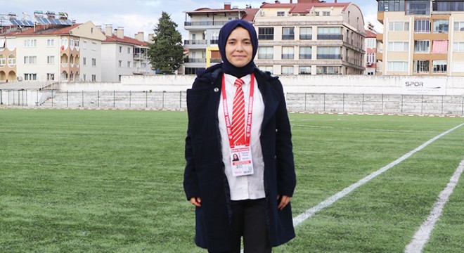 Burdur'un ilk kadın saha komiseri 200'üncü maçına çıktı