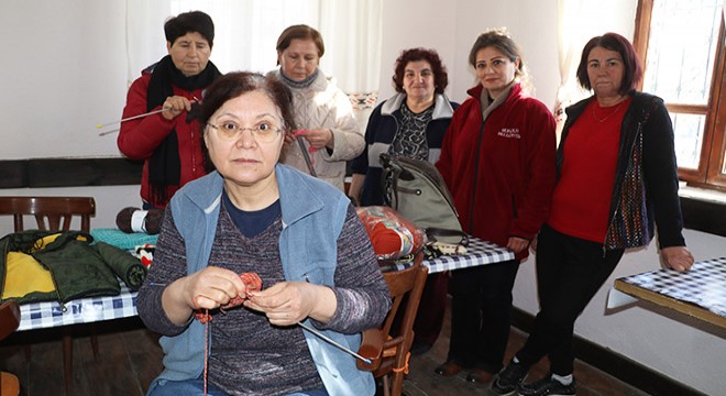 Burdurlu kadınlar depremzedeler için atkı kazak örüyor