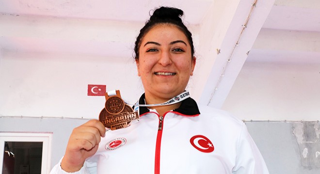 Burdurlu kick boks sporcusu dünya üçüncüsü oldu