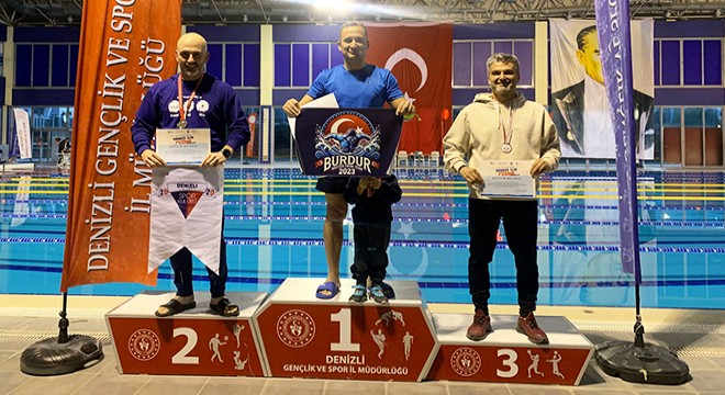 Burdurlu master yüzücüler dereceyle döndü